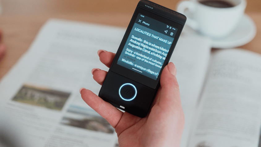 Traductores VA by Vasco presenta un dispositiu capaç de traduir converses i imatges en 86 idiomes gràcies a la intel·ligència artificial i a una connexió integrada de per vida.