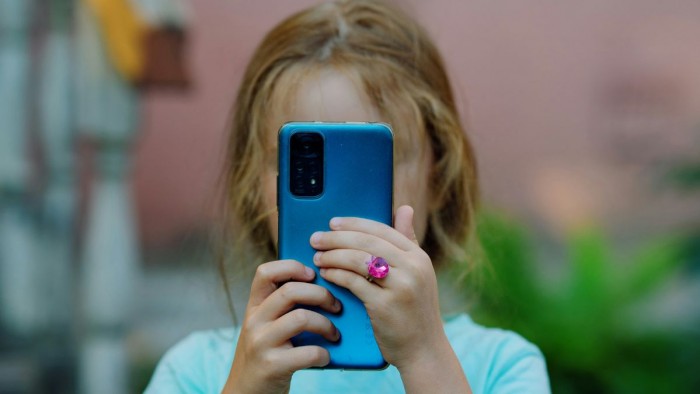 Educo alerta que més de 375.000 infants passaran hores sols al mòbil aquest estiu