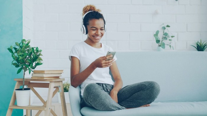 La Comissió Europea prepara una llei per reforçar la protecció dels menors en l’entorn digital