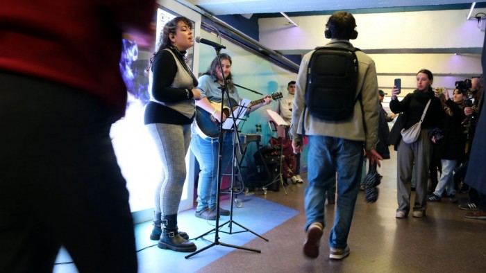 El metro de Barcelona instal·la un espai interactiu sonor i visual amb intel·ligència artificial