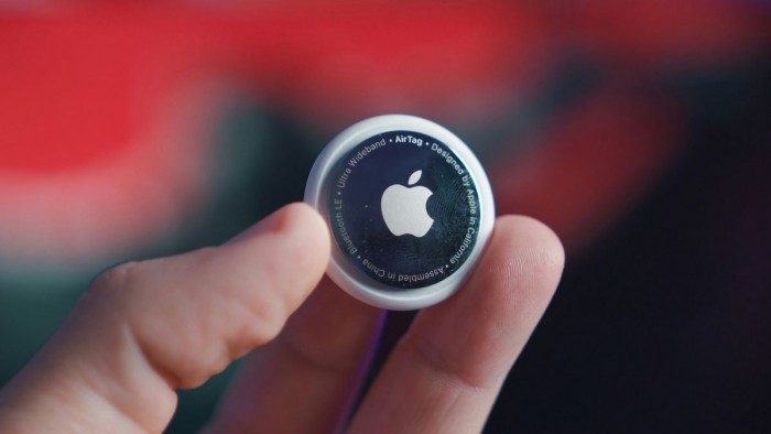 Apple treballa en el desenvolupament d’un pin equipat amb IA, càmeres i micròfons