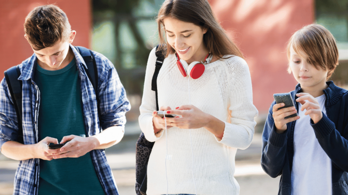 Els adolescents catalans viuen més connectats que mai: augmenten l’ansietat i la violència digital