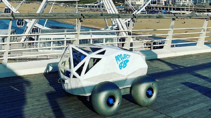 BeachBot usa la intel·ligència artificial de Microsoft per aprendre a detectar les burilles i recollir-les