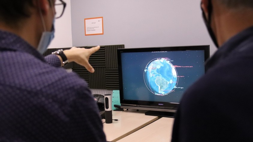 Simulador de nanosatèl·lits a l'oficina de Sateliot