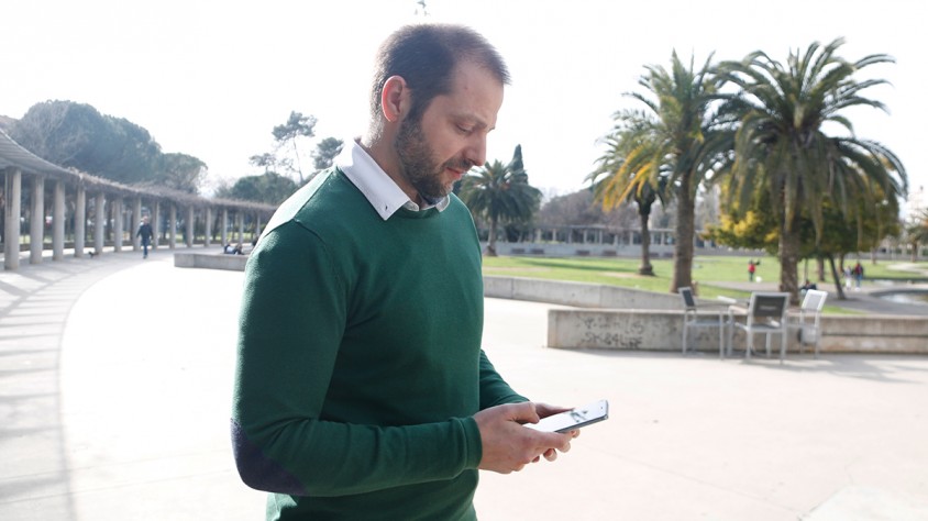 El fundador de Weyeboo, Jaume Pareta, fent servir l'aplicació