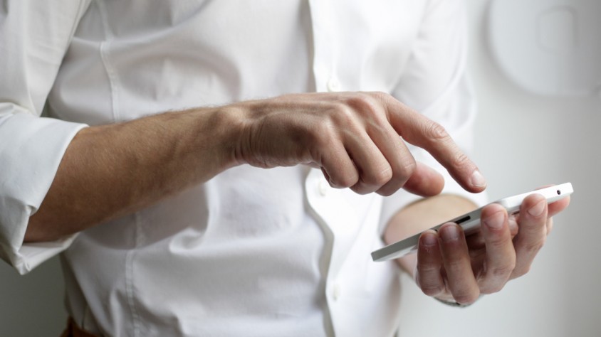 L'aplicació permet consultar documents com actes de plens, subvencions o convocatòries de personal