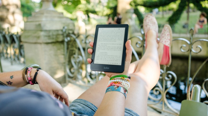 Els audiollibres i el préstec digital creixen notòriament durant el 2022, mentre cauen les plataformes de subscripció de llibres electrònics