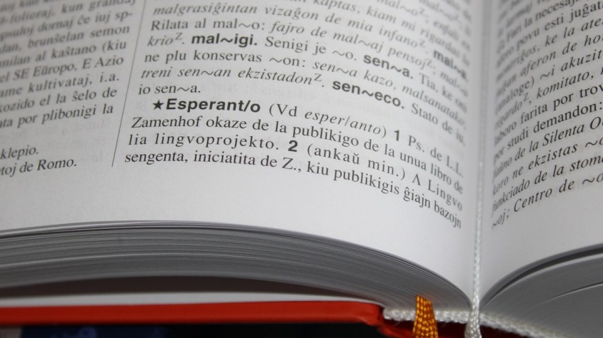 El nou model ha de ser capaç de traduir bidireccionalment entre les set llengües romàniques de la Península Ibèrica