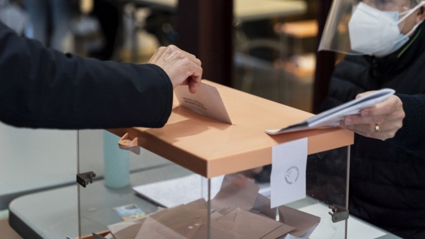 Decidim és una plataforma de codi obert nascuda a Catalunya que permet fer processos participatius a institucions públiques i privades