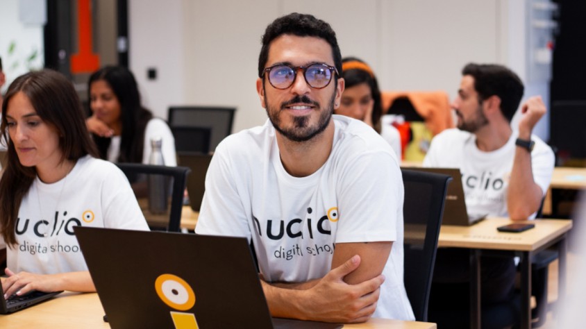 El programa compta amb 30 beques de 1.500 euros i 20 beques de 2.250 euros en formacions que impartirà l'escola digital Nuclio