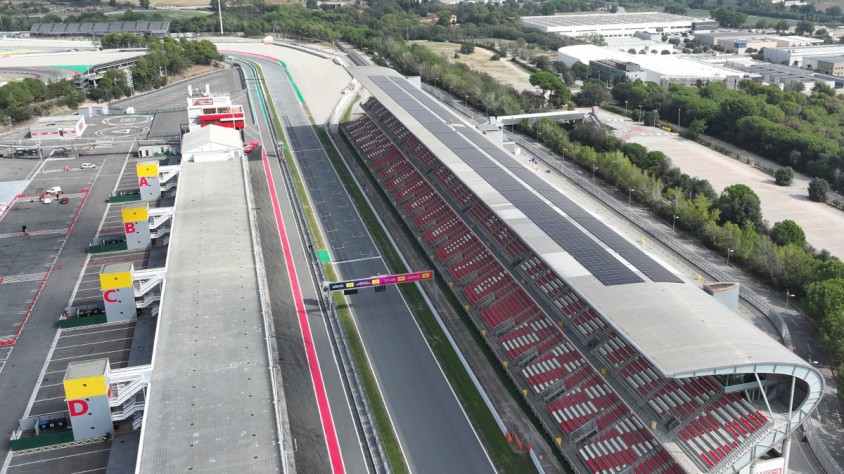 La instal·lació està conformada per 1.239 plaques solars col·locades a la tribuna principal, la marquesina i les cobertes del circuit