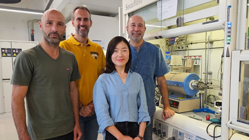 Els investigadors han posat en contacte el diòxid de titani i nanopartícules metàl·liques que fan que s’assoleixi un rendiment cent vegades més gran que en el passat