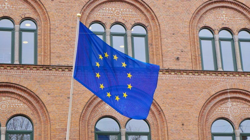 La llei es troba en fase de negociacions individuals a múltiples bandes entre membres del Parlament Europeu, el Consell de la UE i la Comissió Europea