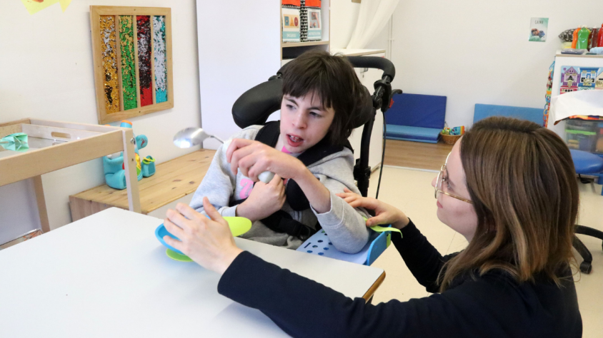 Els ginys són petites peces de plàstic que ajuden les persones, per exemple, a fixar el braç per sostenir correctament els coberts i poder portar el menjar a la boca
