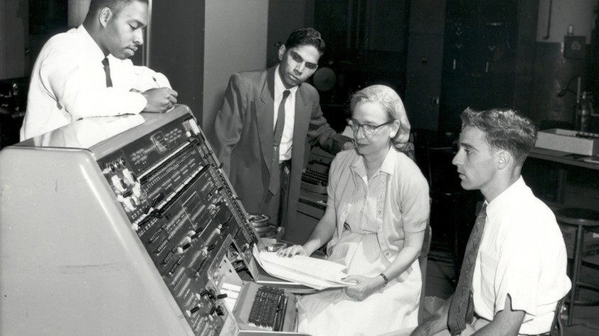 Grace Hopper va participar en la programació del primer ordinador electromecànic, el Mark I de Harvard