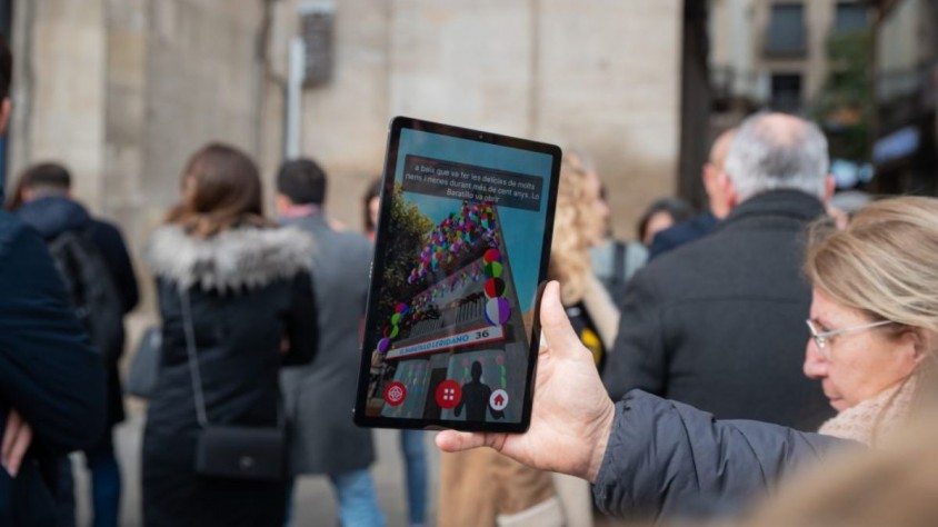 Per viure l’experiència, només s’ha de disposar d’un telèfon mòbil i descarregar l’aplicació gratuïta Eix Comercial AR