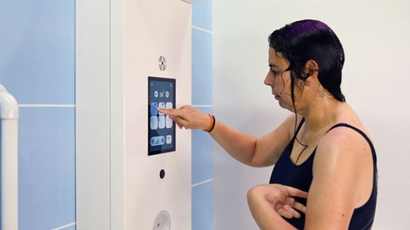 El producte, que s’adapta als diferents nivells d’autonomia, disposa d’una pantalla tàctil amb diversos programes, un assistent virtual i un detector de caigudes