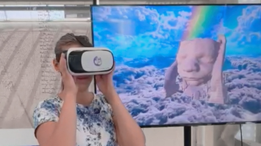 El 'software' de realitat virtual i intel·ligència artificial és capaç de mostrar les imatges d’una ecografia multidimensional des de la pantalla d’un mòbil, prèvia descàrrega d’una aplicació