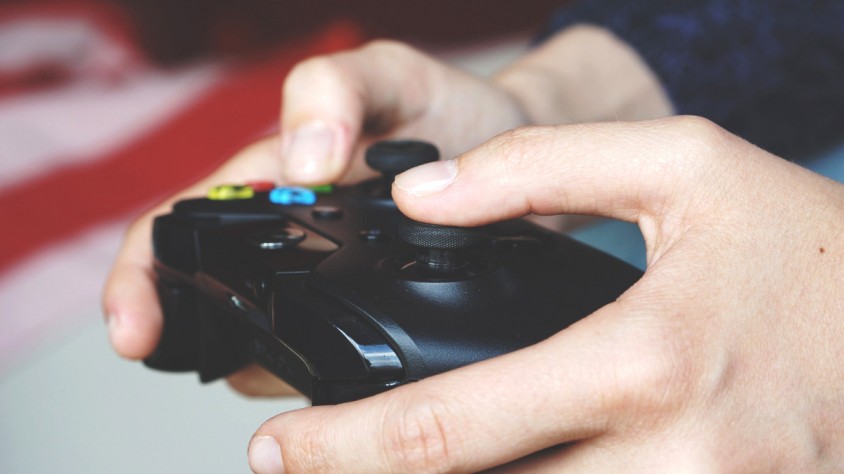 Només un 5,3% dels videojugadors catalans va jugar a videojocs en català el 2022