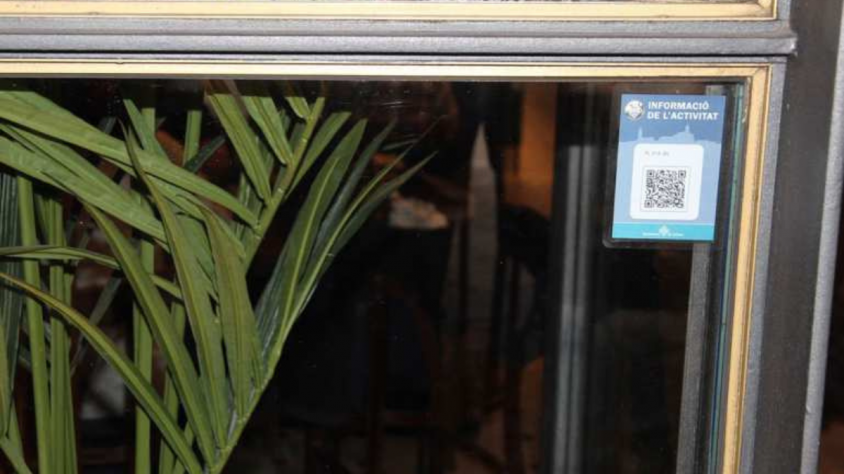 L'ordenança obliga els locals a tenir penjat el codi QR en un lloc visible i de fàcil accés