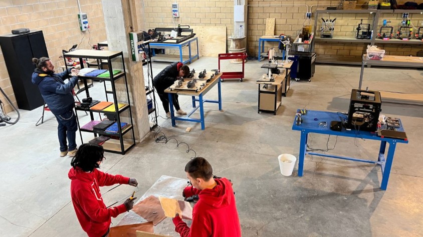 L’espai, a més d’aules per impartir teoria, disposa de cinc impressores 3D estàndard, una d’industrial i una de ceràmica