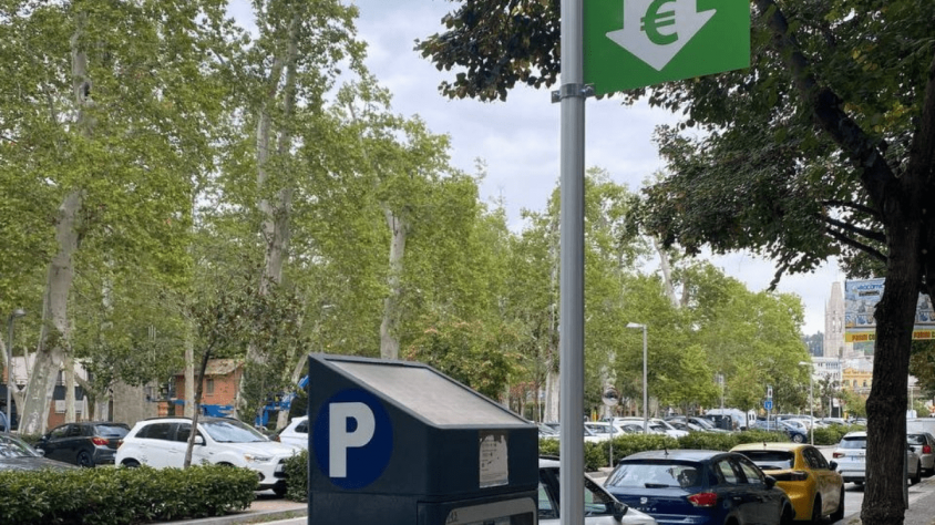 S’han posat adhesius en els parquímetres amb la informació del canvi de sistema i un QR per descarregar-se l'aplicació