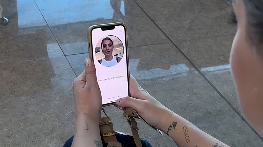 Activant el reconeixement facial en una aplicació, el sistema permet superar els controls de seguretat i algunes portes d'embarcament a través de la biometria