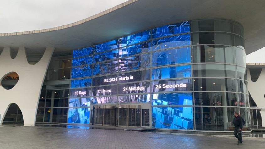 La pantalla que ocupa la façana del recinte Gran Via està format per 944 panells LED amb un 80% de transparència