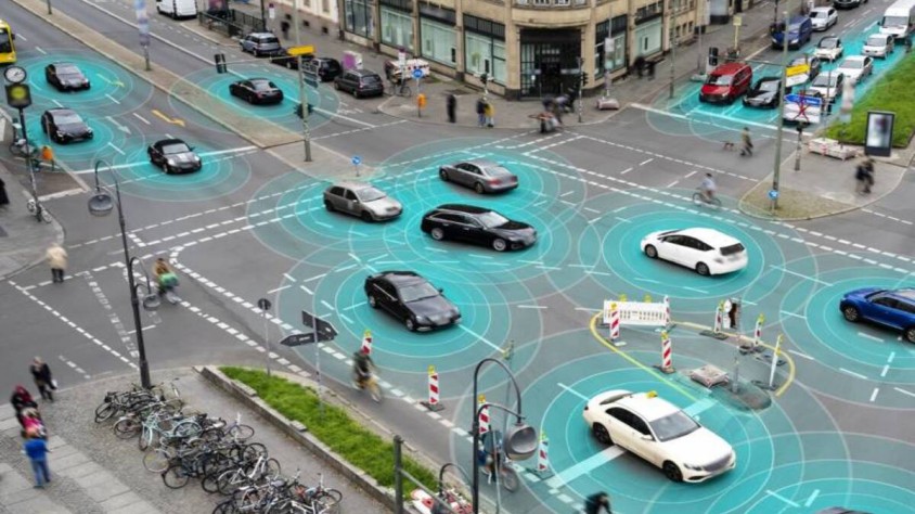 Simulació d'un entorn urbà molt transitat amb vehicles connectats a diversos sistemes comunicació