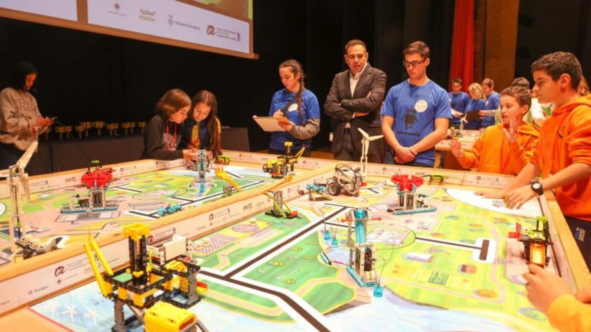 En la FIRST LEGO League, els participants han de defensar els prototips dissenyats davant d’un jurat i d’uns àrbitres que els posaran a prova