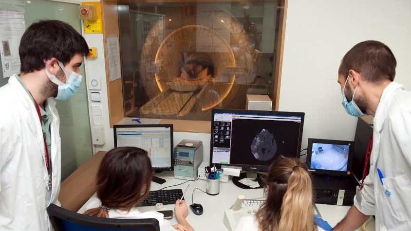 L'esclerosi múltiple és una malaltia complexa de diagnosticar que sovint requereix proves com ressonàncies magnètiques