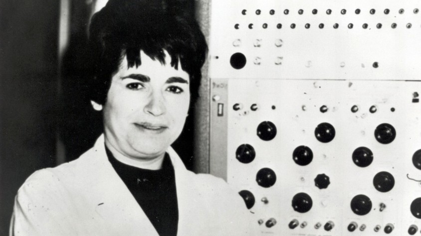 Thelma Estrin és una figura clau en la història de la computació aplicada a la neurociència, amb més de 50 articles acadèmics i la invenció d'un convertidor de senyals analògiques a digitals