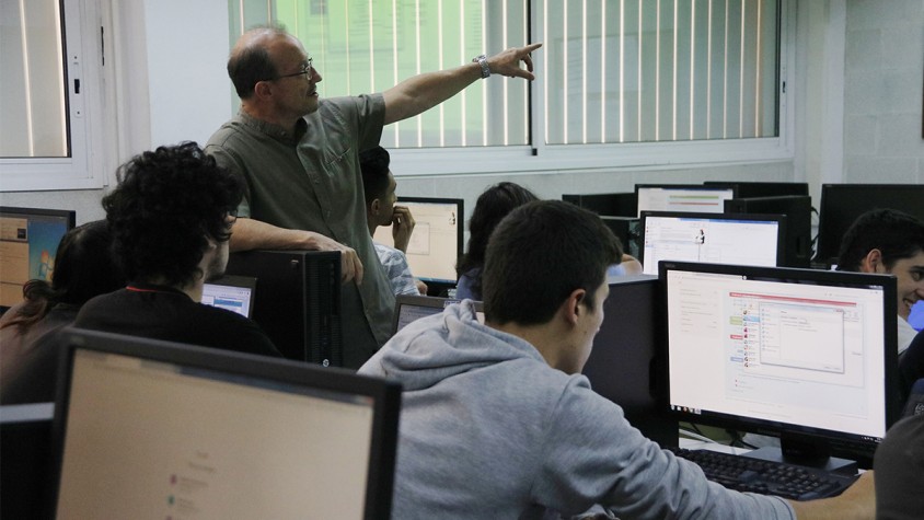 Informàtica i català són les dues matèries amb més falta de docents