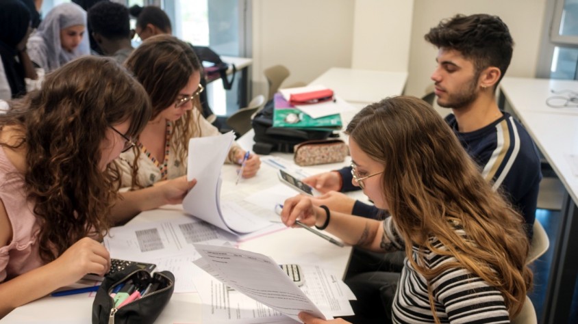 Les universitats catalanes ofereixen una gran varietat de titulacions de grau especialitzades en disciplines tecnològiques