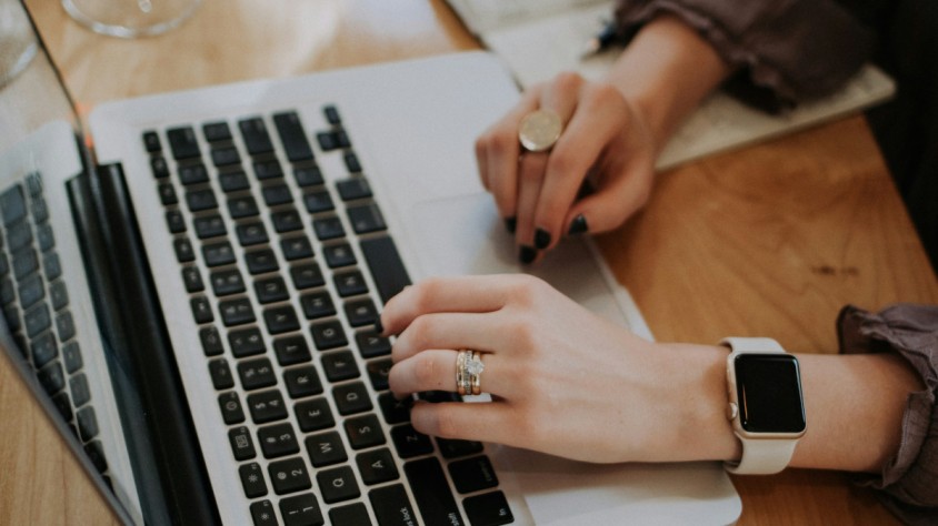 La qualitat de les traduccions fetes amb IA s'analitza amb mètriques automàtiques que no coincideixen amb el temps que dediquen els traductors professionals a editar-les