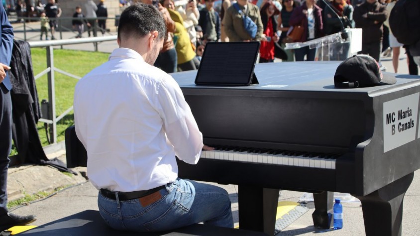 El piano està dotat d’un programari capaç de regular la intensitat del volum a distància i establir un límit horari als intèrprets