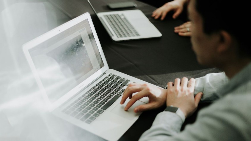 A través d’uns contractes intel·ligents, s’estableixen uns termes acordats que no podran ser modificats per tercers en el moment de donar el consentiment