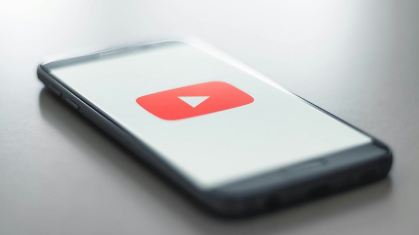 YouTube avisa que aquells que se saltin les normes i no marquin el “contingut alterat” poden veure com se suspèn o s’elimina el vídeo