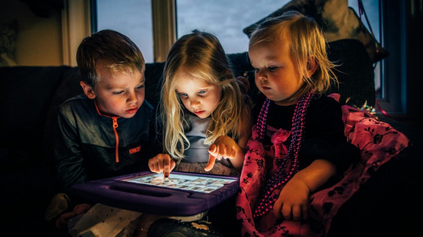 La mesura de govern contempla la posada en marxa d'un programa per formar educadors digitals o la promoció d'activitats d'oci alternatives lliures de pantalles