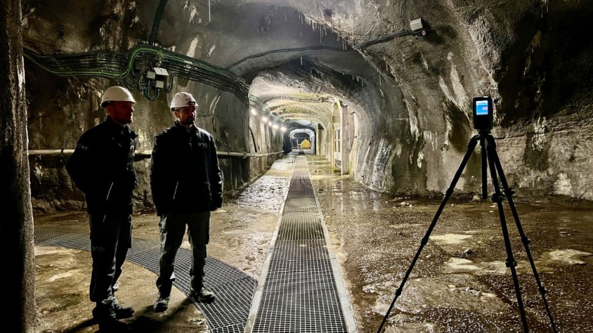 Aquesta aplicació permet interactuar amb els diferents elements i rebre més de 6.000 mesuraments analògics en temps real com la temperatura o la pressió