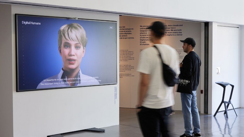 Una de les propostes catalanes és NOA, un avatar ultrarrealista capaç de fer recomanacions, rebre els assistents i reflexionar sobre el món de l’art digital