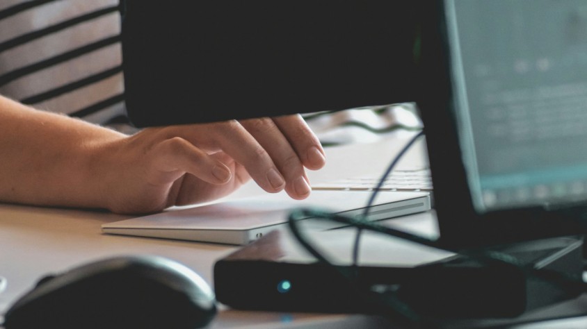 Els actes externs malintencionats, com els ciberatacs i el robatori d'equips i documentació, són la causa de més de la meitat de les vulneracions de dades