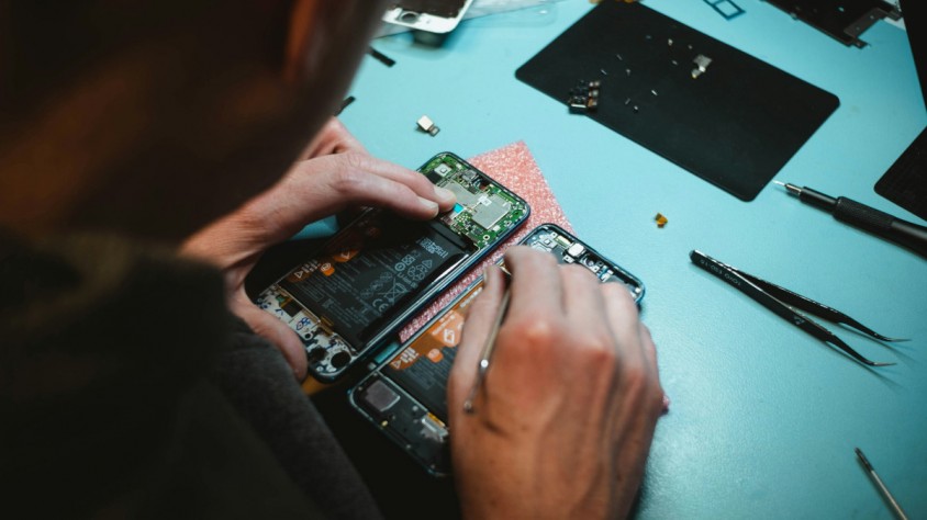 La UE posarà en marxa una plataforma digital, amb capítols nacionals, per ajudar la ciutadania a trobar tallers de reparació locals