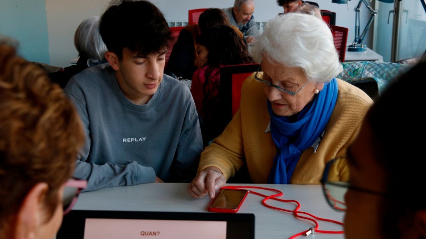 Els estudiants de 3r i 4t d'ESO ajuden la gent gran a fer servir les xarxes socials, contestar correus electrònics o crear àlbums de fotos