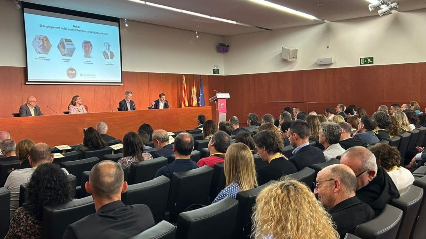 El desplegament de les telecomunicacions en el món rural es caracteritza per la inversió pública i per la col·laboració dels diferents agents assentats en el territori