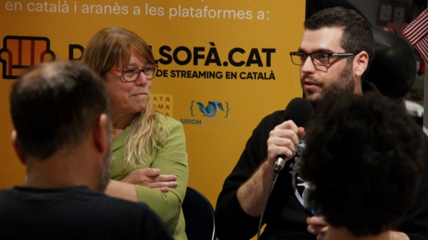 Àlex de la Guia (dreta), autor de ‘El català a la carta’, durant l'acte de celebració del segon aniversari de la web Desdelsofà.cat
