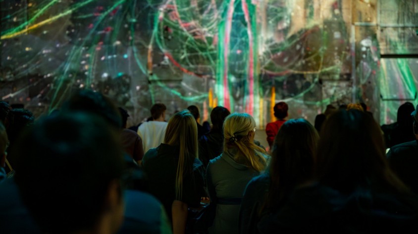 ‘Paramnèsic’ és un film en pla seqüència que mostra les diverses interpretacions que la IA fa d’una sèrie de somnis dels seus autors