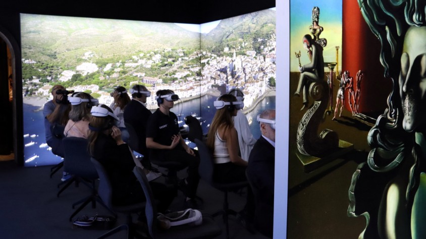 La mostra combina les noves tecnologies amb les metodologies tradicionals per explicar la vida i l'obra de Salvador Dalí
