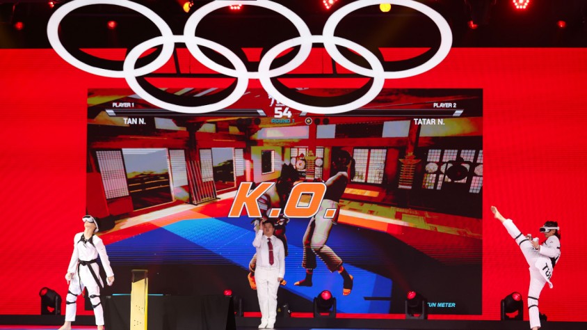 El COI va celebrar el 2023 l'Olympic Esports Week a Singapur, on 150 esportistes es van enfrontar en 10 competicions mixtes de videojocs competitius