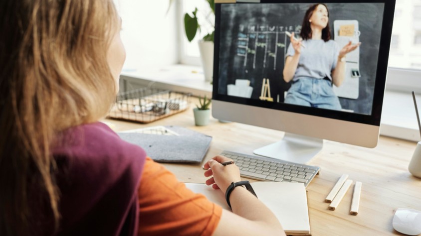 La formació permanent, l'educació híbrida o l'ensenyament des de casa són algunes de les tendències que han conduït el creixement del sector 'edutech'